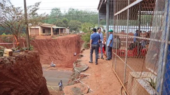 Hạ cốt nền đường, nhà dân chênh vênh bên mép vực sâu: Sai quy trình ở đâu?